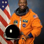 1280px-Leland_Melvin_(JSC2007-E-36047)